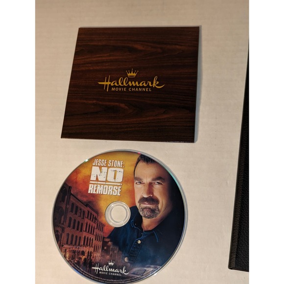 Hallmark Movie & Mysteries Movie Cues & Crossword Game Mint - Picture 8 of 10